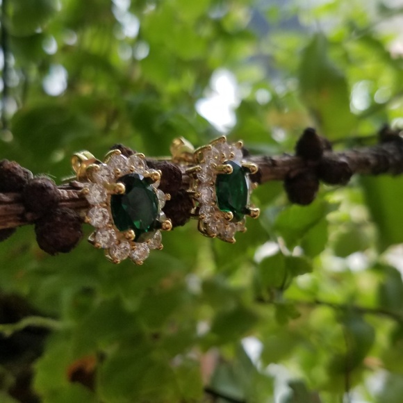 Gold emerald starburst stud earrings - Picture 7 of 8
